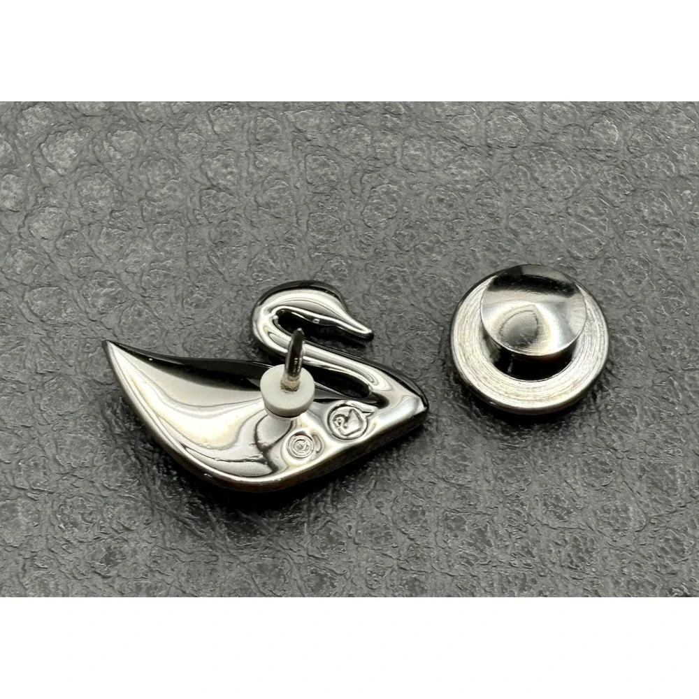 VTG Swarovski Swan Red Crystal Brooch Pin Tie Tack Gunmetal Dark Silver Tone